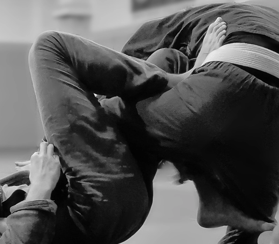 a close up view of a grappler entangling his opponents legs